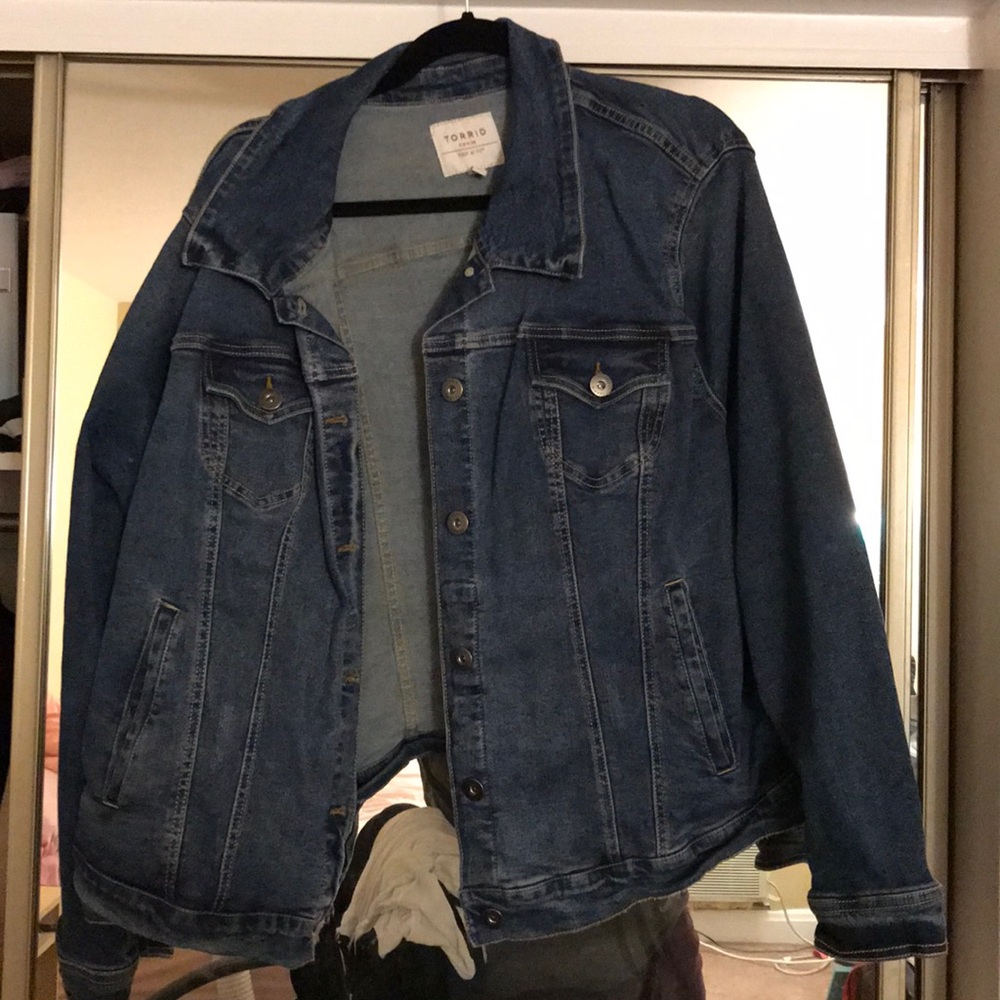 Torrid EUC Denim Jacket - Medium Wash size 4